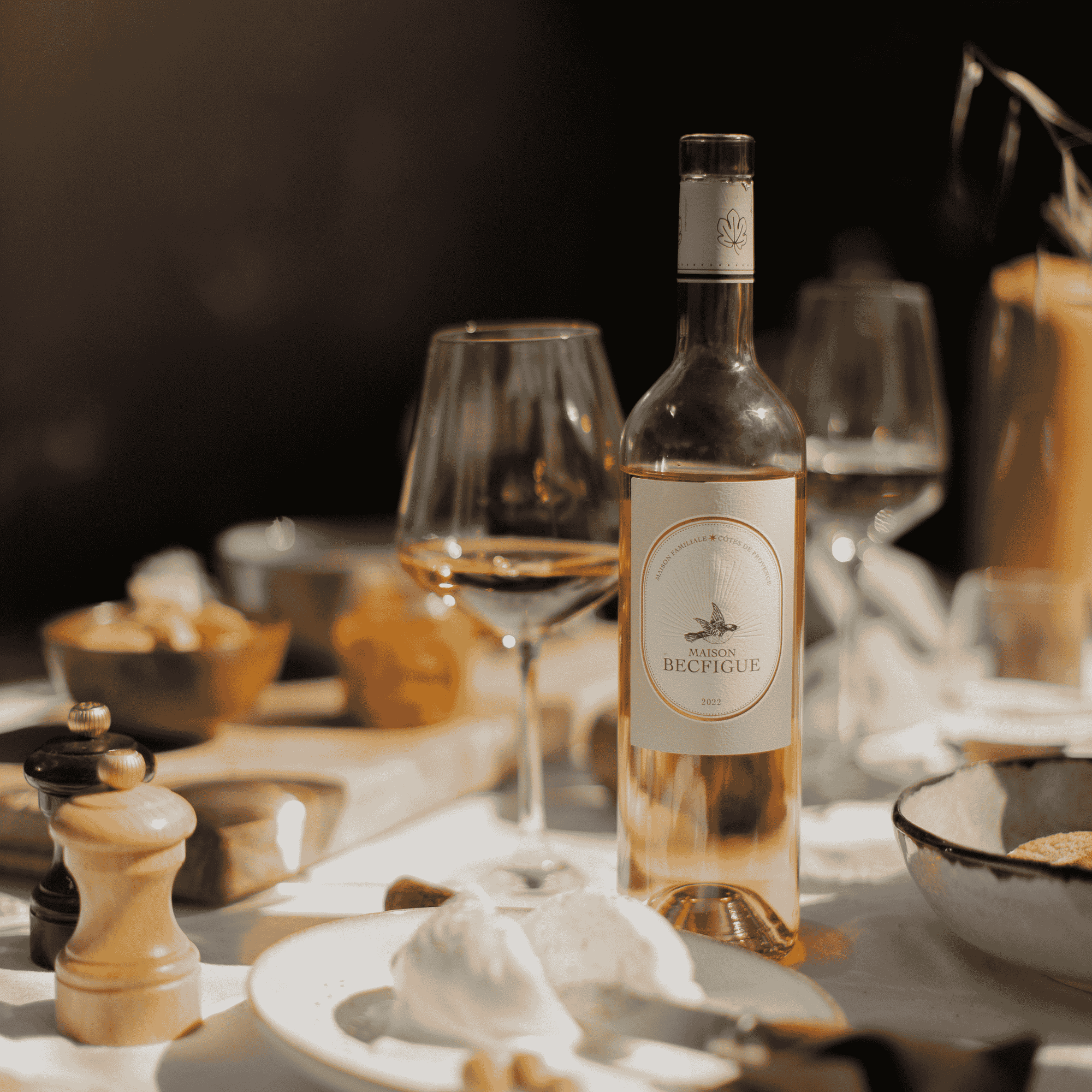 Bouteille vin rosé becfigue à table